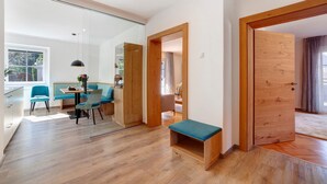 Un intérieur moderne comprenant un coin repas, un plancher en bois et un banc.