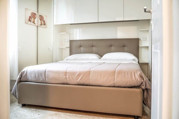 1 slaapkamer, een kluis op de kamer, een strijkplank/strijkijzer