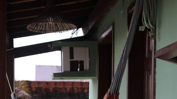 Quarto duplo conforto, varanda coberta, vista para a cidade | Terraço/pátio