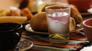 A table with various food items and a glass of iced tea. - la bahianita (Itacaré)