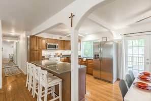 Fridge, microwave, oven, stovetop - Charming & Affordable 3-bedroom house with WiFi in tranquil Overland Park (Overland Park)