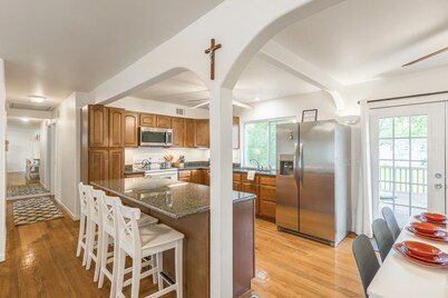 Charming & Affordable 3-bedroom house with WiFi in tranquil Overland Park