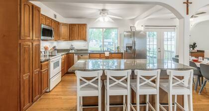 Charming & Affordable 3-bedroom house with WiFi in tranquil Overland Park