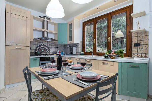 Fridge, oven, stovetop, dishwasher - Holiday Home 'Piccolo Angolo Di Tranquillità' with Private Garden and Wi-Fi (Poggibonsi)