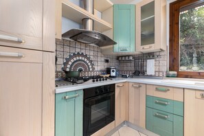 Fridge, oven, stovetop, dishwasher - Holiday Home 'Piccolo Angolo Di Tranquillità' with Private Garden and Wi-Fi (Poggibonsi)