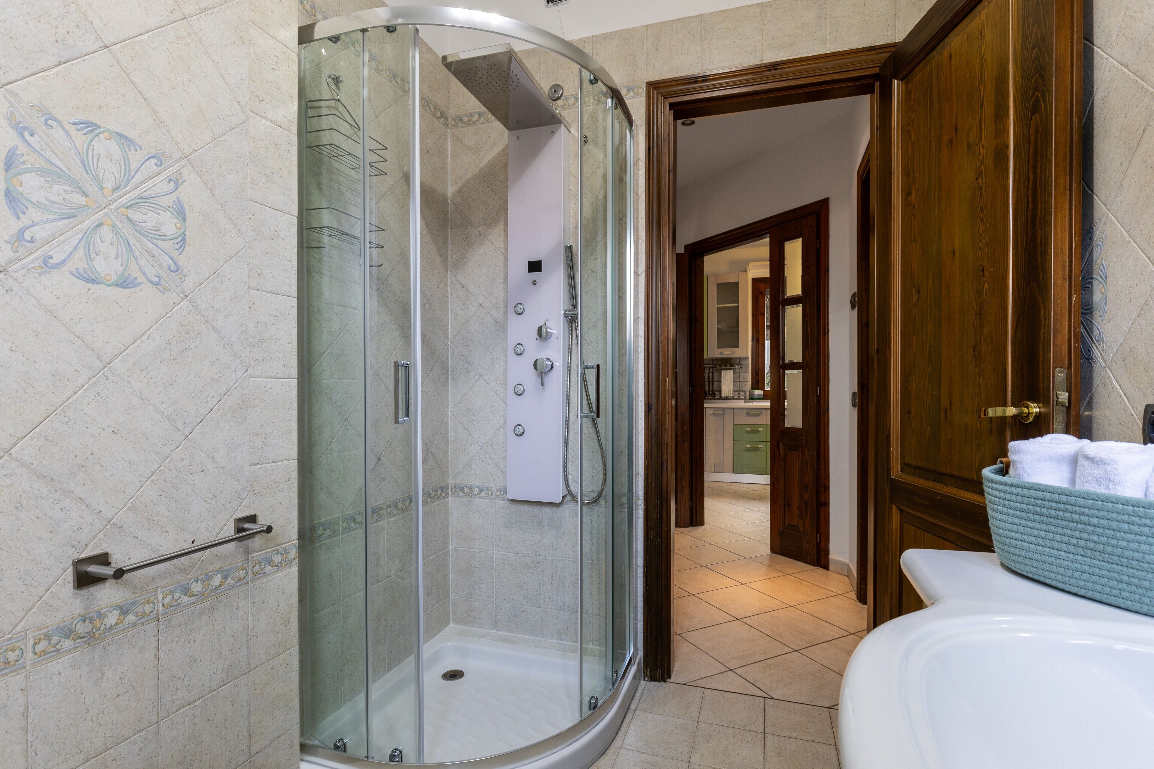 Regadera, secadora de cabello, toallas 