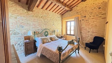 Romantic Room, 1 Queen Bed | Desk, cribs/infant beds, free WiFi, bed sheets