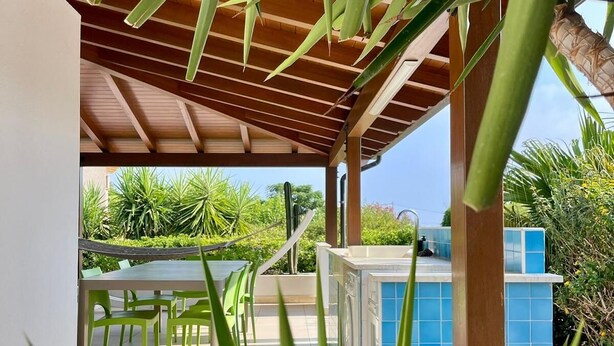 A covered outdoor area with a pool, a table, and chairs. - Golden Sand beachfront villa (Castellammare del Golfo)