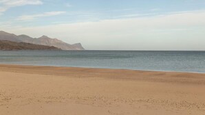 A beach with a clear view of mountains in the background. - Golden Sand beachfront villa (Castellammare del Golfo)