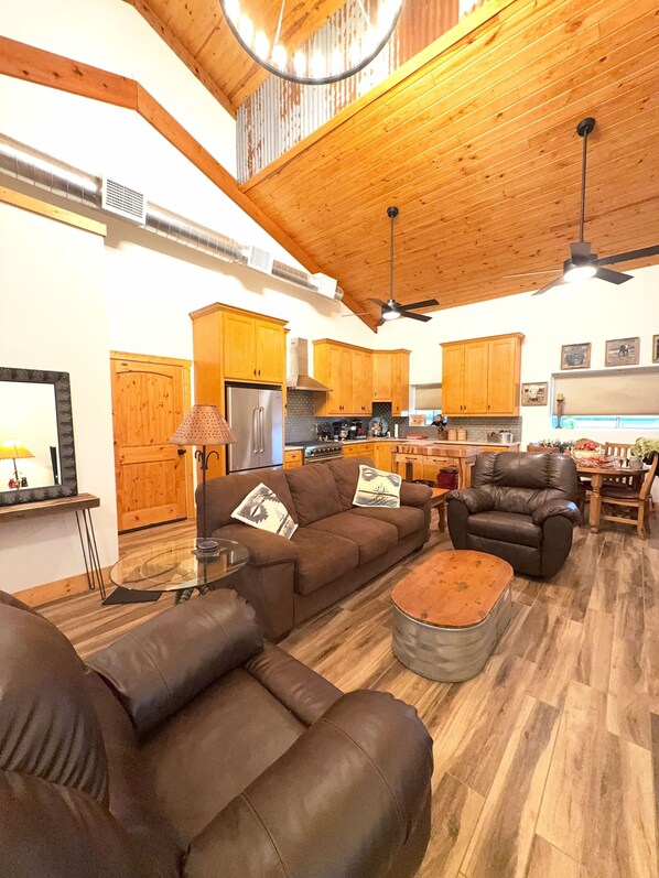 Smart TV, DVD player, books - Peaceful Texas Retreat w/Gourmet Kitchen, Ranch Views, Optional MasterChef Meals (Lipan)