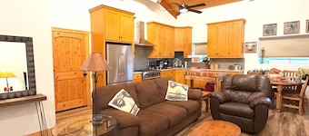 Peaceful Texas Retreat w/Gourmet Kitchen, Ranch Views, Optional MasterChef Meals
