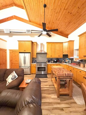 Microwave, oven, stovetop, coffee/tea maker - Peaceful Texas Retreat w/Gourmet Kitchen, Ranch Views, Optional MasterChef Meals (Lipan)