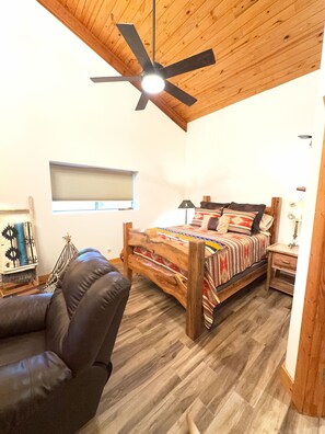 1 bedroom, travel crib, free WiFi, bed sheets - Peaceful Texas Retreat w/Gourmet Kitchen, Ranch Views, Optional MasterChef Meals (Lipan)