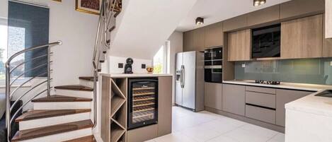 Réfrigérateur, four à micro-ondes, un four, lave-vaisselle