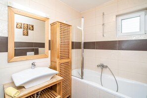 Séchoir à cheveux, serviettes fournies, savon, papier de toilette