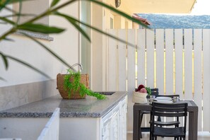 Outdoor dining - Apartment 'Borgo Degli Ulivi' with Private Garden and Air Conditioning (Isola Rossa)
