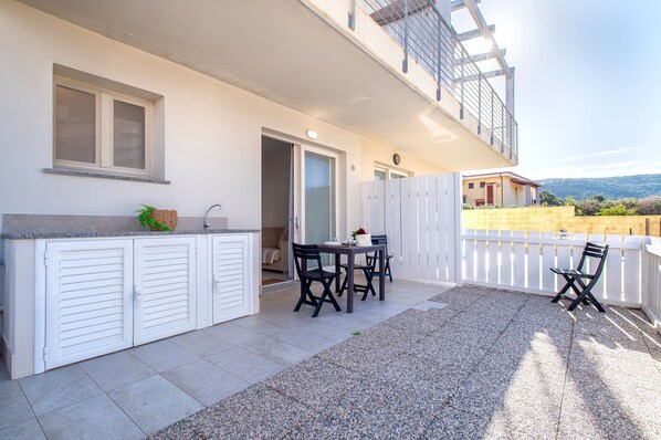 Outdoor dining - Apartment 'Borgo Degli Ulivi' with Private Garden and Air Conditioning (Isola Rossa)