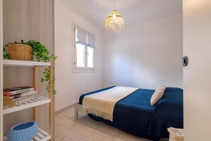 1 bedroom, bed sheets - Apartment 'Borgo Degli Ulivi' with Private Garden and Air Conditioning (Isola Rossa)