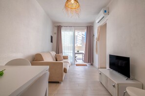 TV - Apartment 'Borgo Degli Ulivi' with Private Garden and Air Conditioning (Isola Rossa)