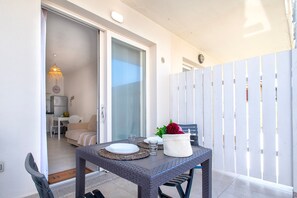 Dining - Apartment 'Borgo Degli Ulivi' with Private Garden and Air Conditioning (Isola Rossa)