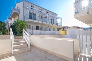 Exterior - Apartment 'Borgo Degli Ulivi' with Private Garden and Air Conditioning (Isola Rossa)