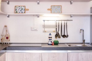 Geladeira, micro-ondas, cooktop, cafeteira/chaleira