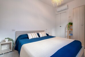 1 bedroom, bed sheets - Apartment 'Borgo Degli Ulivi' with Private Garden and Air Conditioning (Isola Rossa)