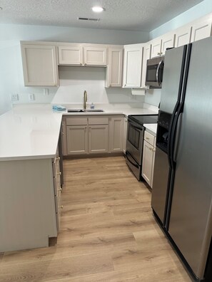Fridge, microwave, oven, stovetop - St. George Getaway at Las Palmas Resort (St. George)