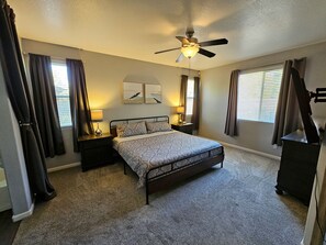 3 bedrooms, desk, iron/ironing board, free WiFi - Cozy & Convenient: A Clean Home Away from Home with Pool & Heated Spa (Sacramento)