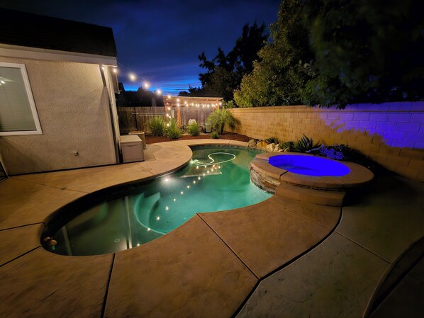 Outdoor pool - Cozy & Convenient: A Clean Home Away from Home with Pool & Heated Spa (Sacramento)