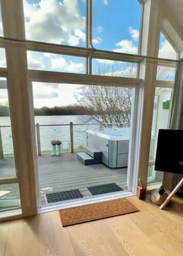 Lake Access, Hot Tub, 4+MBed, 3Bth, Landings, Cotswolds Water Park, Sth Cerney