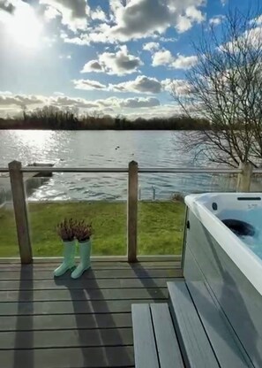 Bañera de hidromasaje al aire libre