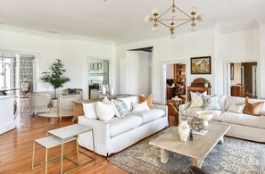 Smart TV, chimenea, oficina y impresora 