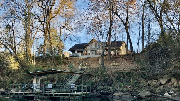 A lakeside house with a dock and a small building with a roof. - Little Red River Retreat at Dripping Springs Access (Pangburn)