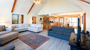 Smart TV, fireplace, books - Little Red River Retreat at Dripping Springs Access (Pangburn)