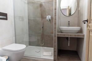 Bruser, hårtørrer, bidet, håndklæder