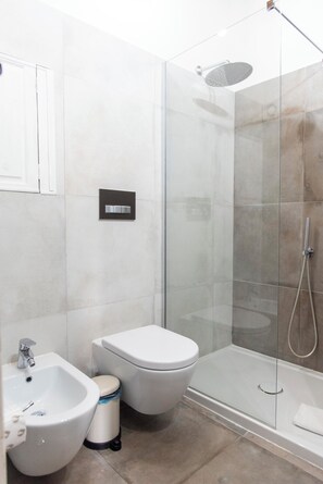 A modern bathroom with a glass-enclosed shower, a bidet, and a toilet. - Jacopo Monti - 2 bedrooms with ansuite bathrooms (Roma)