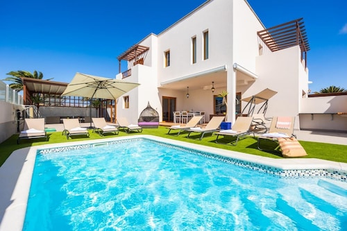 Las Caletas - Four Bedroom Villa, Sleeps 8