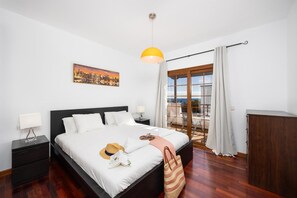 4 slaapkamers, een strijkplank/strijkijzer, wifi, beddengoed