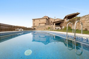 Pool - Country House 'Volta De Ferreres' with Mountain View, Shared Pool and Wi-Fi (Olvan)