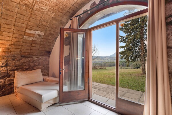 Interior - Country House 'Volta De Ferreres' with Mountain View, Shared Pool and Wi-Fi (Olvan)