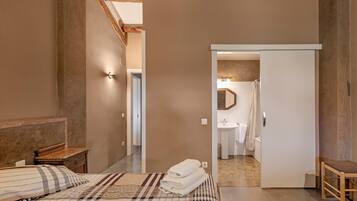 3 slaapkamers, een strijkplank/strijkijzer, gratis wifi, beddengoed