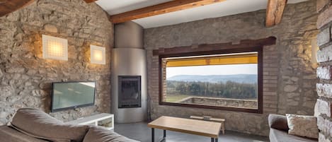 Televisio, takka, pöytätennispöytä, stereot