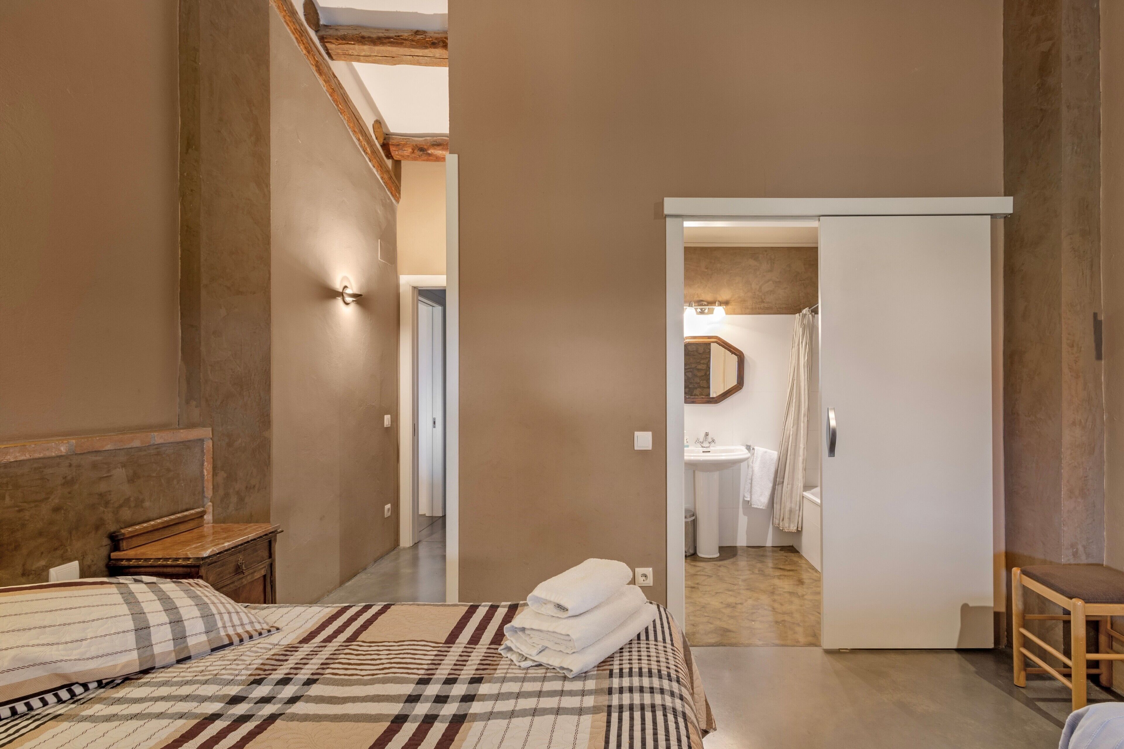 3 室のベッドルーム、アイロン / アイロン台、WiFi (無料)、ベッドシーツ