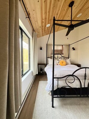 1 habitación, escritorio, tabla de planchar con plancha y cuna de viaje 