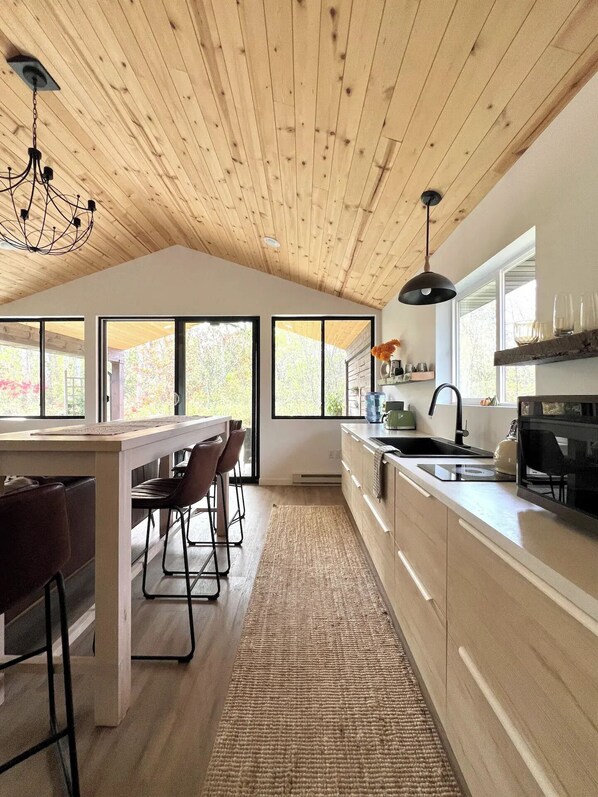 Kühlschrank, Mikrowelle, Herdplatte, Wasserkocher mit Kaffee-/Teezubehör