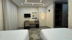 1 camera, una cassaforte in camera, una scrivania, ferro/asse da stiro