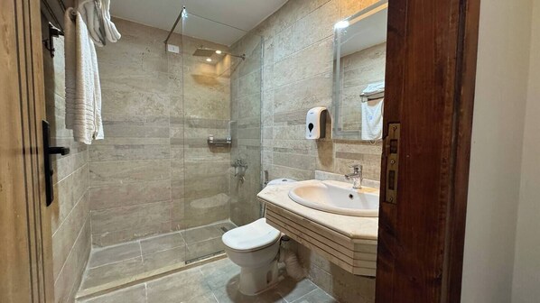 Hårføner, håndklær, såpe og toalettpapir