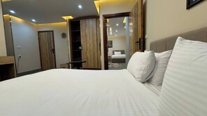 2 soverom, skrivebord, strykejern/-brett og reiseseng for barn