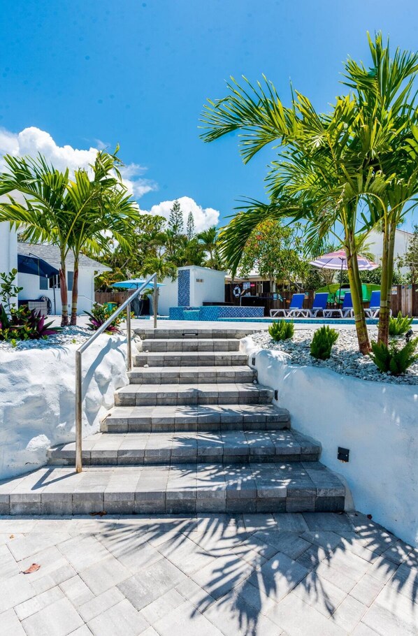 Property grounds - Charming 3-bedroom house in Hickory Bay- on water-North Naples- Bonita Springs- (Bonita Springs)